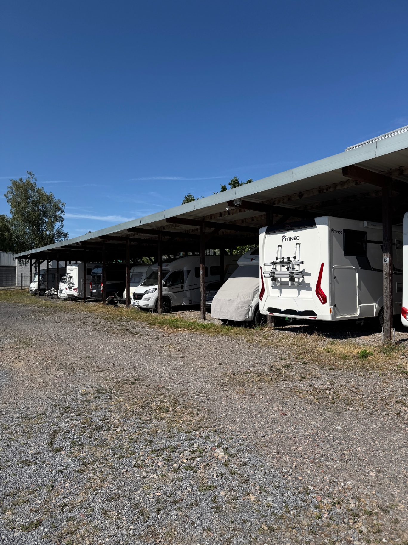 Überdachter Stellplatz
